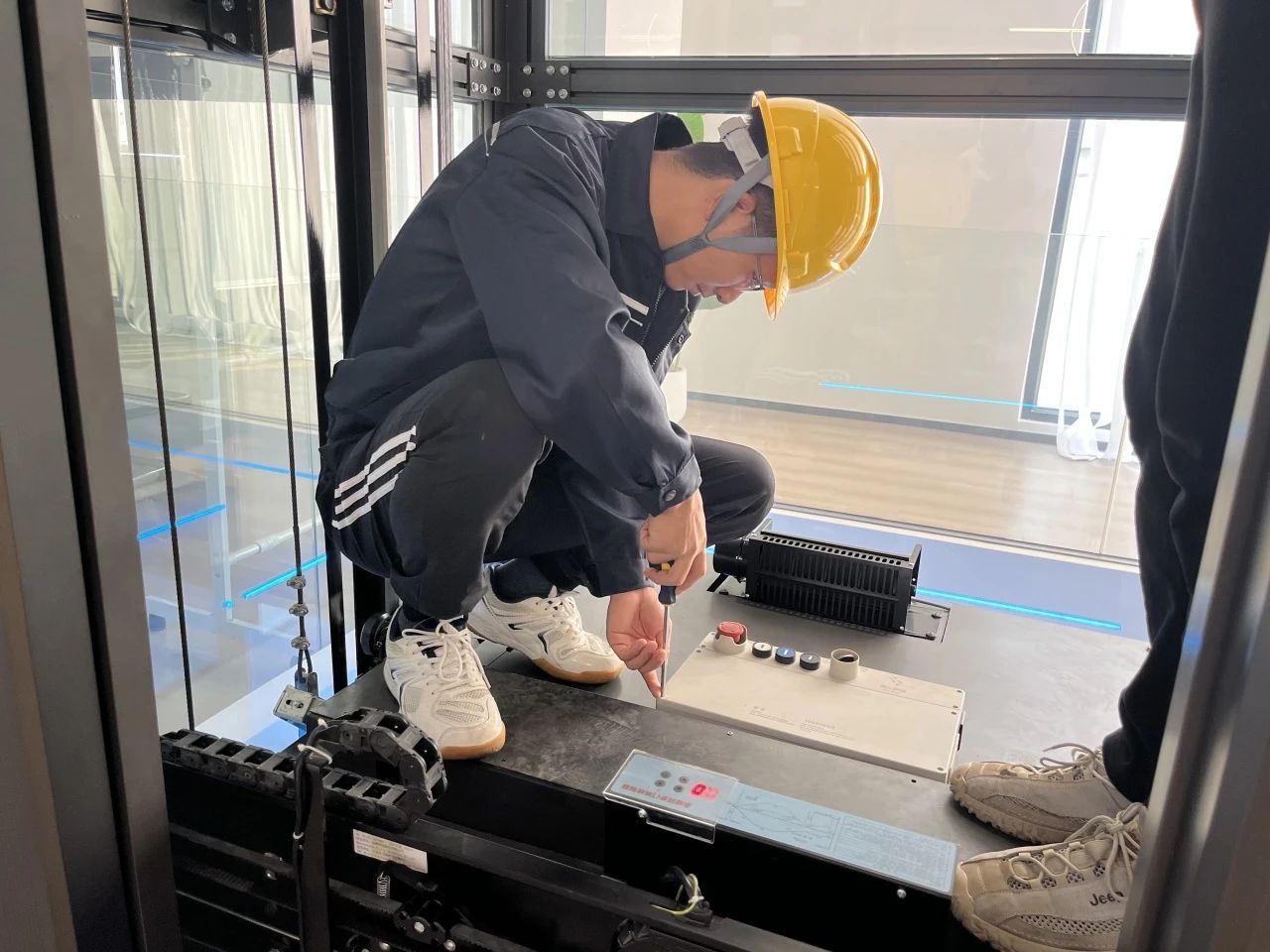必赢76net线路维保职员的例行检查